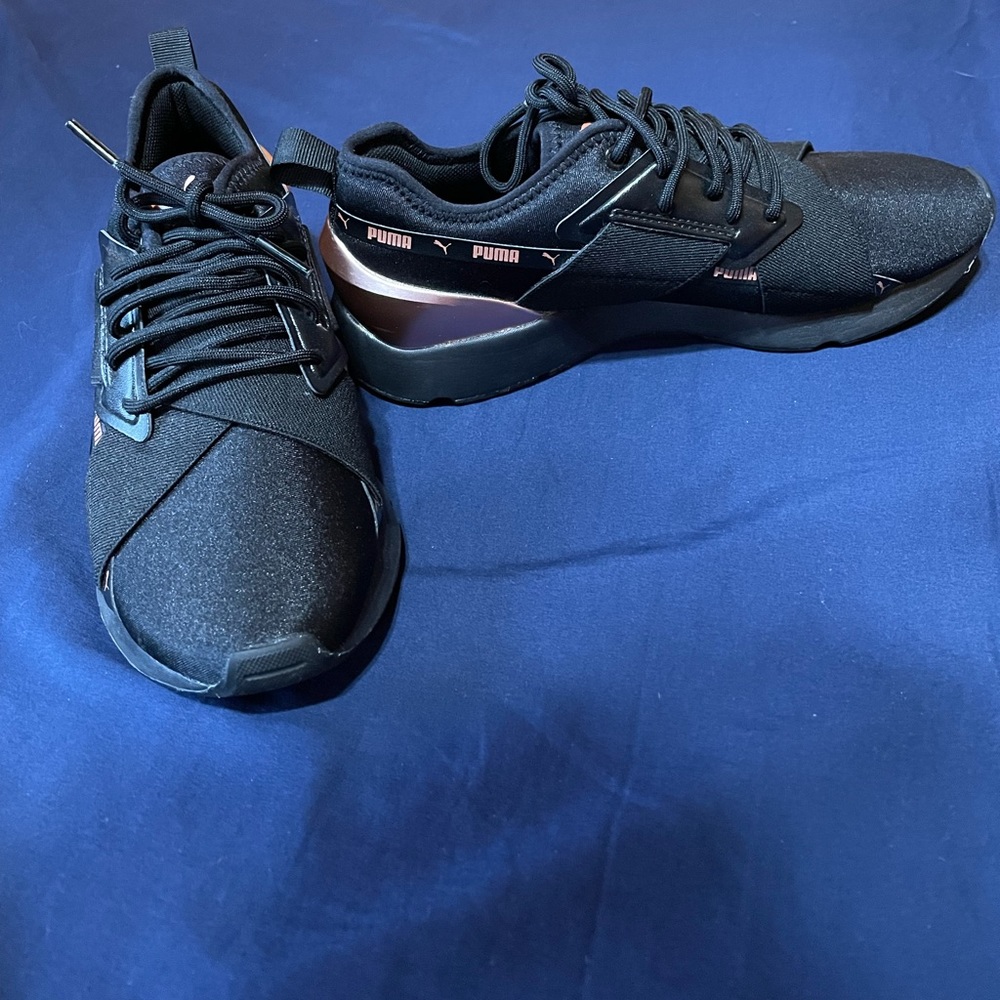 Puma women’s sneakers- EUC